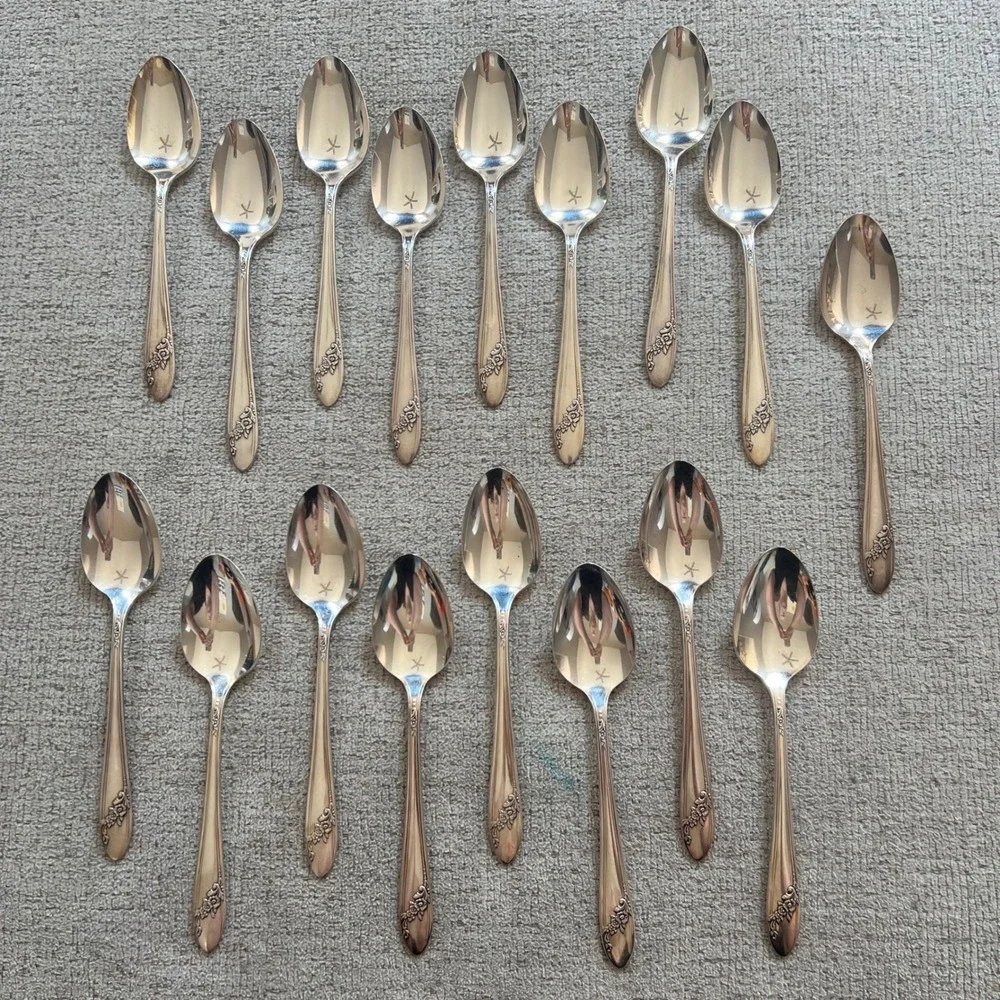 Oneida Community Tudor Plate Queen Bess II Silverware 58 pc Flatware Svc for 8